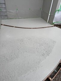 スリットと勾配で排水OK