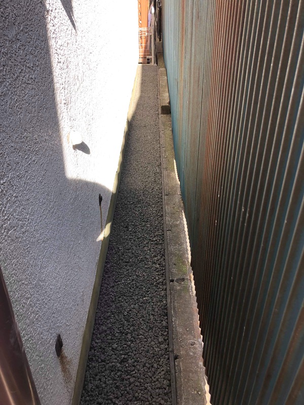 家周りの狭い場所 犬走り で多発する湿気トラブルの解決方法は 家を建てて住んでみないとわからないこと お知らせ 庭コン