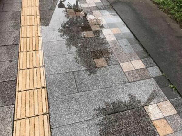 透水性コンクリートで雨上がりが快適|オコシコンで水はけを改善しよう