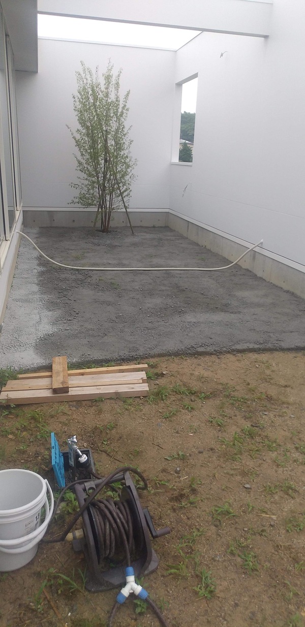 【宮城】中庭のデッキ下にオワコン施工で排水湿気対策