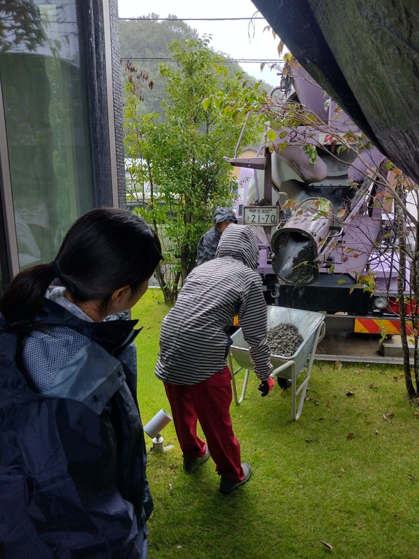 女性3名でオワコンDIYにチャレンジ、まさかの土砂降りでの作業!?【静岡】