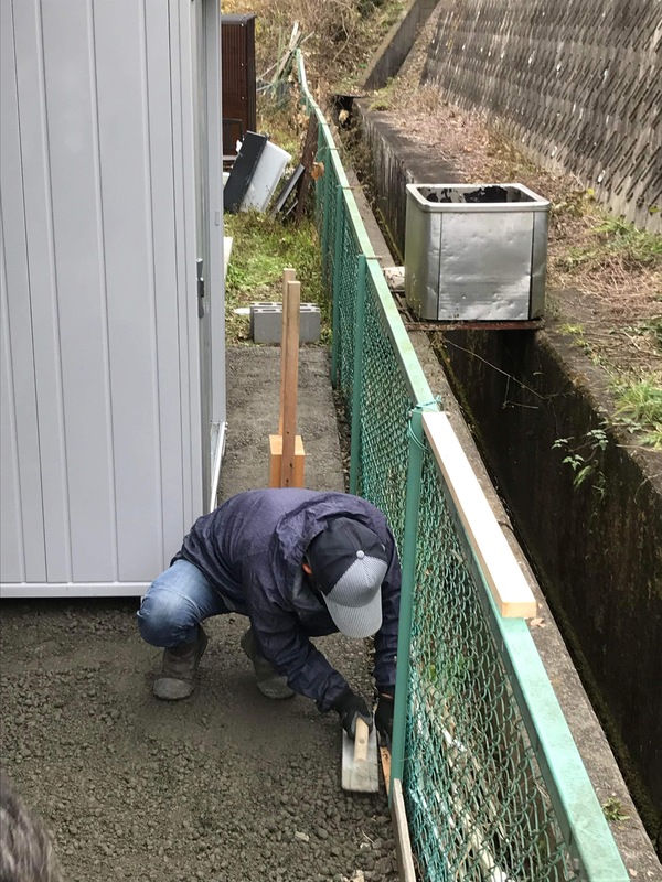 物置周りの舗装ならオワコンが最適 |一生涯雑草と水はけで悩まないために【山梨】
