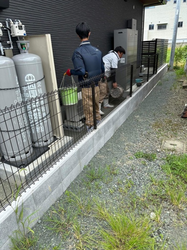 【雑草対策!】家周りの防草対策ならオワコンがおすすめ!雑草放っておくと大変ですよ?