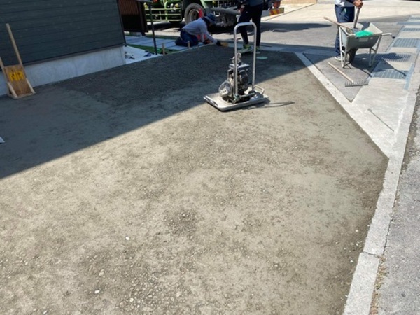 話題の透水性コンクリート「オワコン」で水勾配が不要で平らな駐車場を施工【安くて水たまりができない】