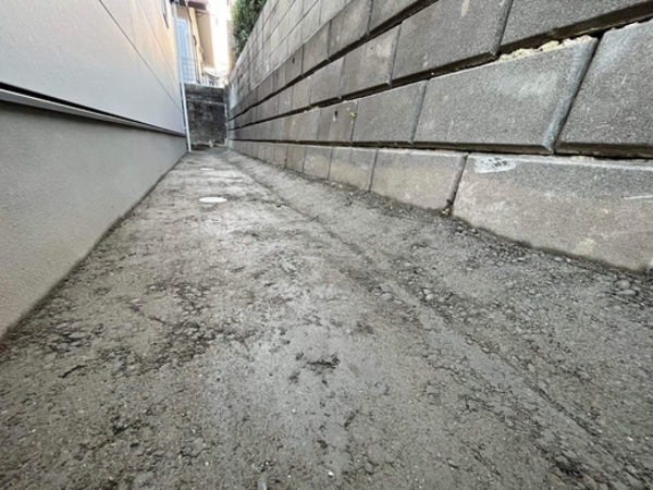 大量の雑草にお悩みならオワコン一択！お庭や家周りの舗装を整えよう！！