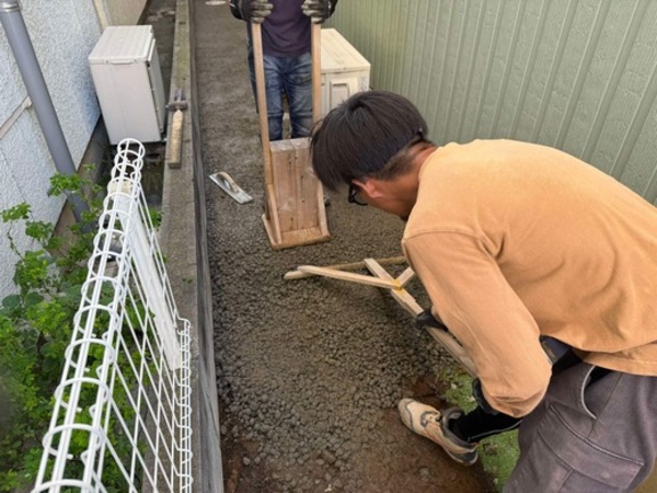 ジメジメする裏庭や犬走にはオワコンが最適!水たまりと湿気解消の最強透水性コンクリート
