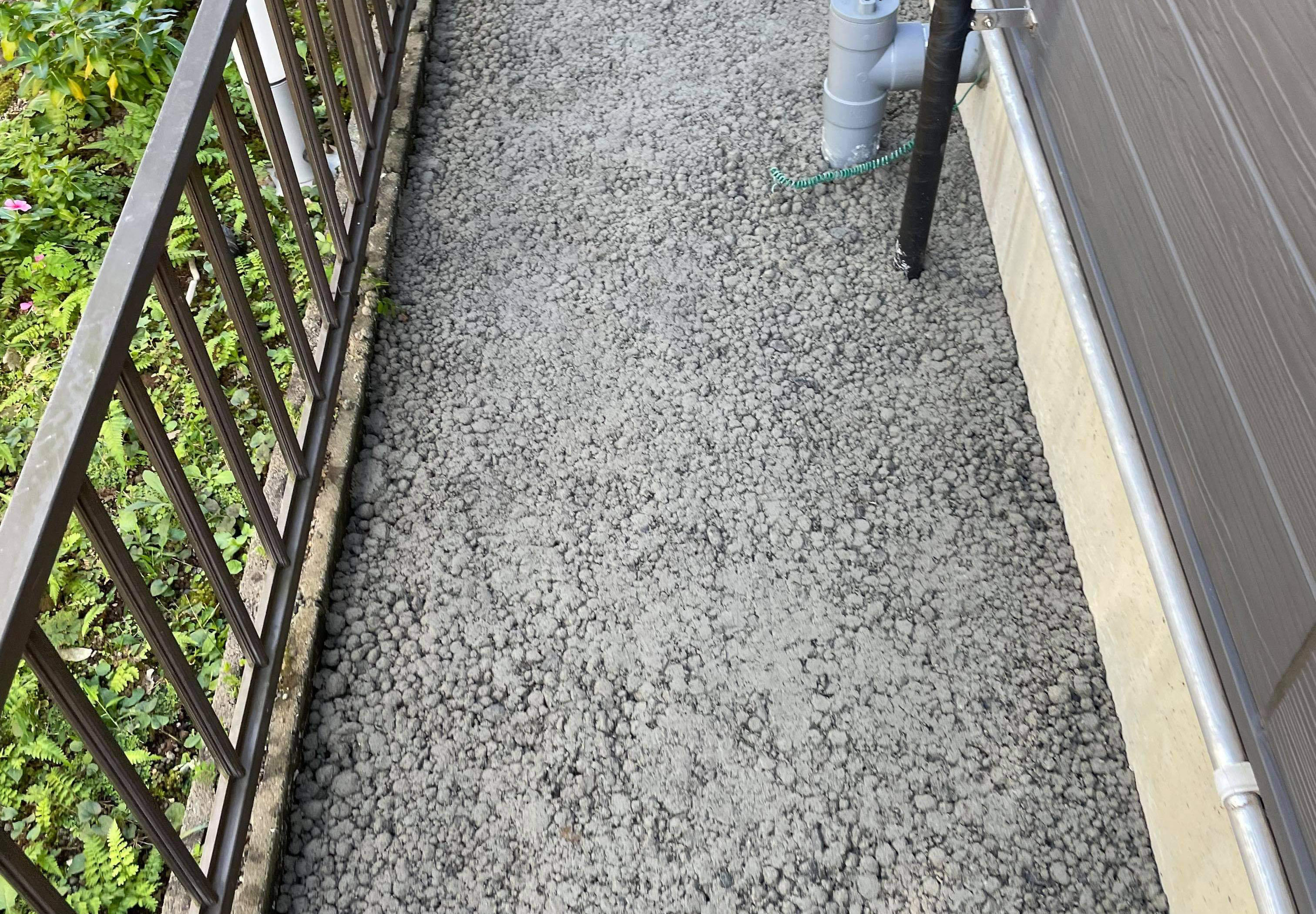 家周りの水はけが悪い 水たまりができてしまう庭の改善方法を紹介 お知らせ 庭コン