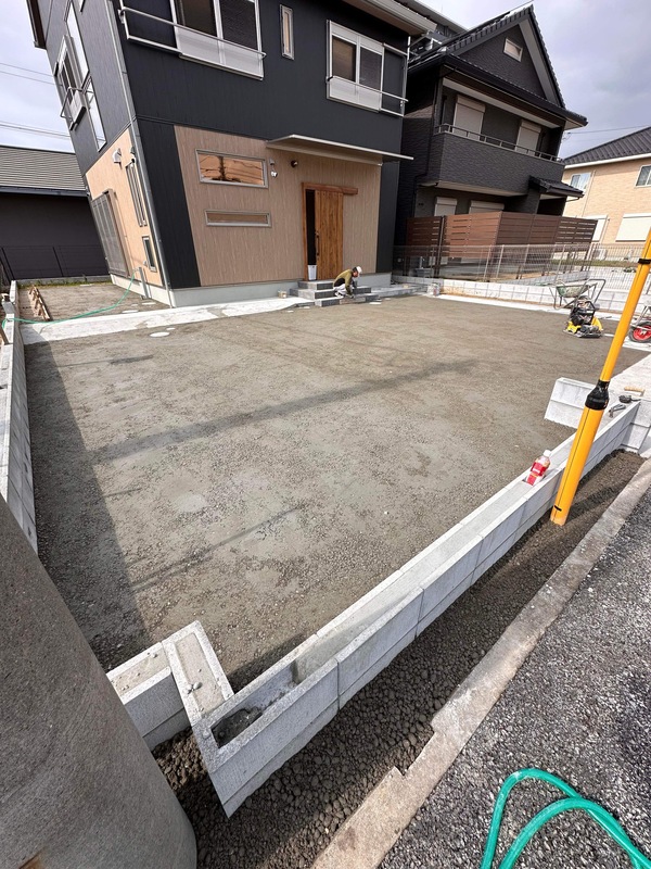 千葉】「お施主さんたっての希望でお庭と駐車場に採用！ 余った材料も