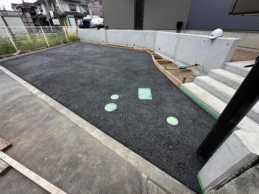 土間コンクリート 静岡】「土間コンより安い？！ 透水・保水性コンクリートは色つきで駐
