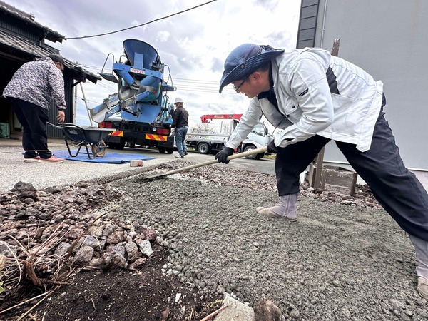 石張りの下地が土間コンだと水を通さないし砕石だといずれ沈んでしまう