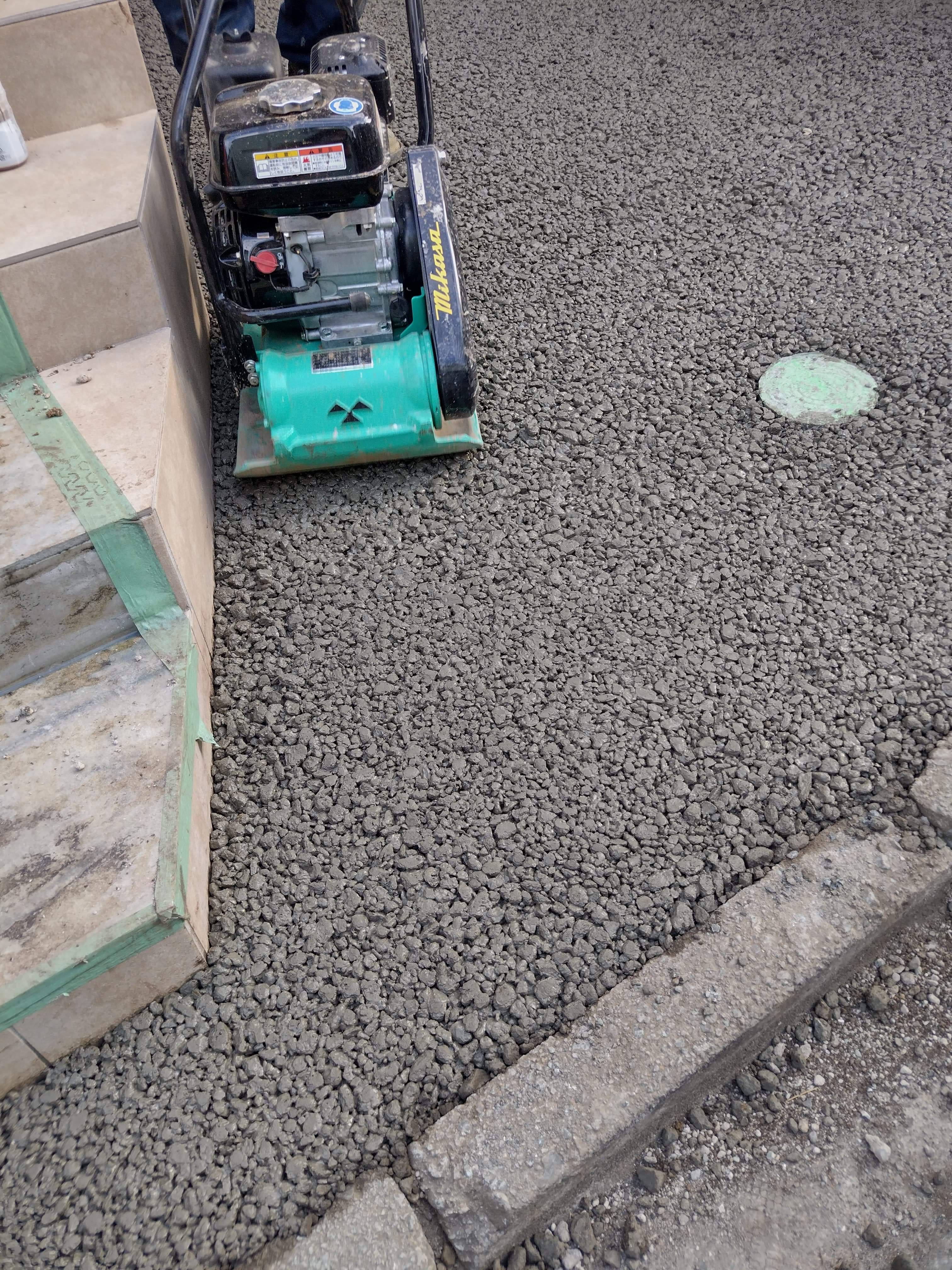 神奈川ドライテックって施工ヘマると乾いて小石がポロポロ取れてき
