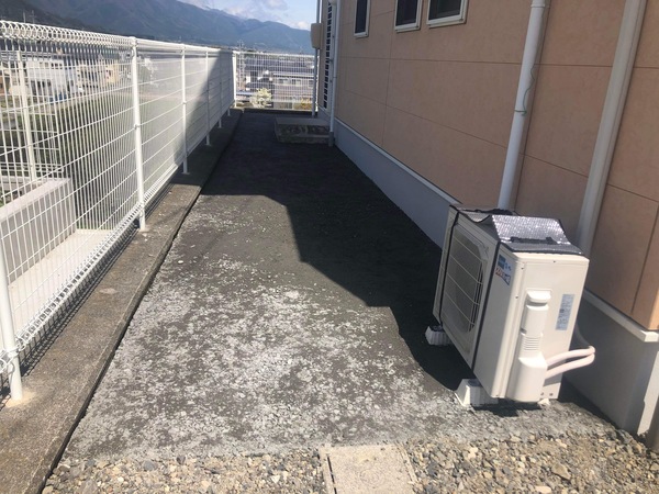 【長野】「雨上がりの透水比較実験。養生あり・なしどちらも透水に変化はありませんでした」