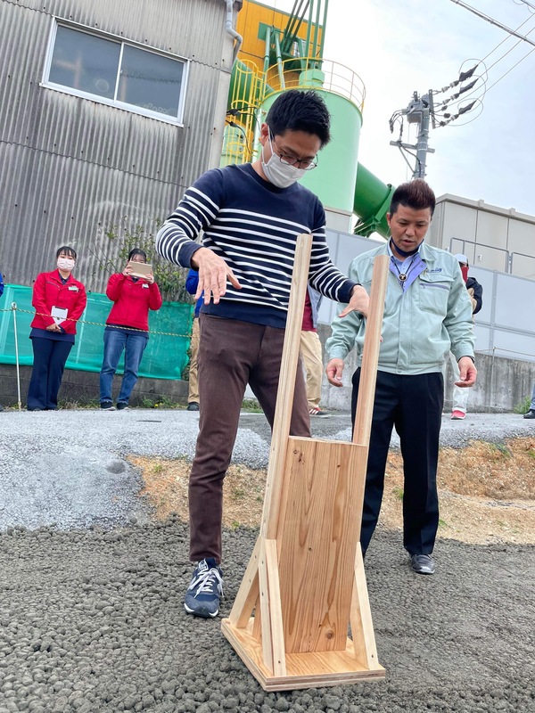 【愛知】「元々下地はRC敷きでした。 雨が降った際にぬかるむこともあったのでオワコンを打設致しました」毛受建材