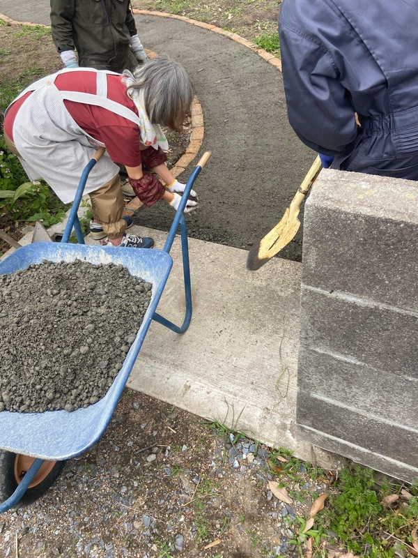 【岡山】「ゴルフ、テーマパーク、ゲーセン。予算3万家族4人でしかも雑草・ぬかるみ・水たまり・猫の糞害・害虫対策や駐車場ができるエンタメってある？」ヒカリコンクリート・DIY