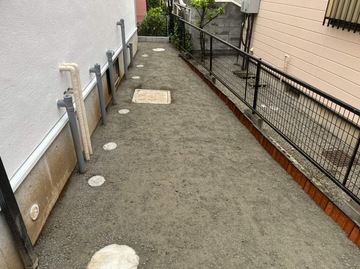 【神奈川】「室外機とかエコキュートとか、物置とかも物干し竿とかが掛けてある場所《犬走》の雑草と排水について」相武生コン・コンクリートサロン