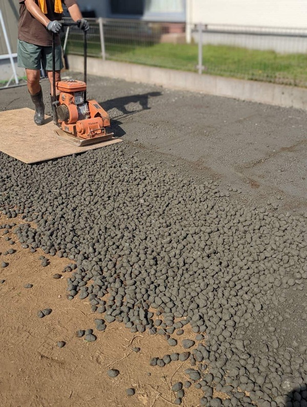埼玉 たった1人でdiyできる簡易舗装70m2駐車場のお値段は一体いくら 渋谷建材 雑草 ぬかるみ対策 オワコン 生コンポータル