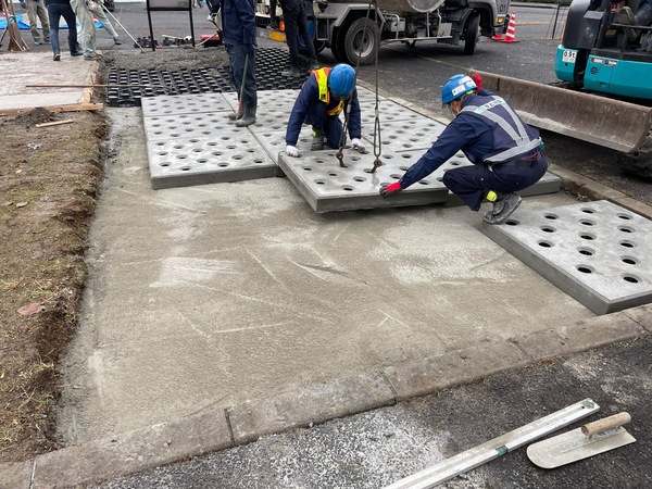 【国土交通省】「施工直後から大型バスやダンプが乗り入れても全く問題のない透水性コンクリート舗装」【現場レポート③】