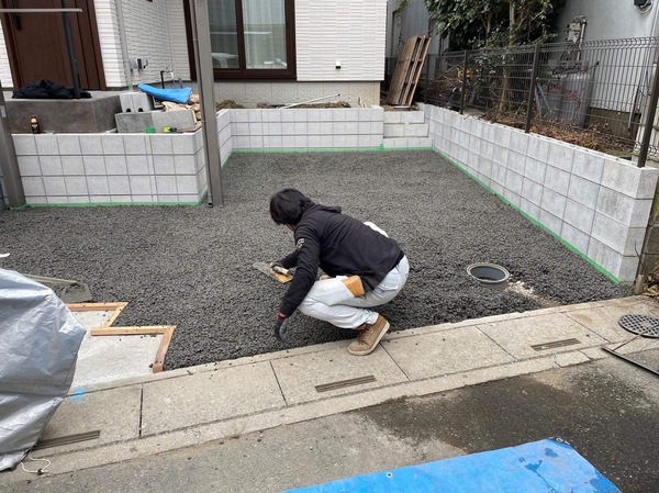 【埼玉】「水はけ、水たまりなんか もはや オワコン！ 関東の駐車場ではオコシコンも大ブレイク中！」渋谷建材・フィールドデザイン