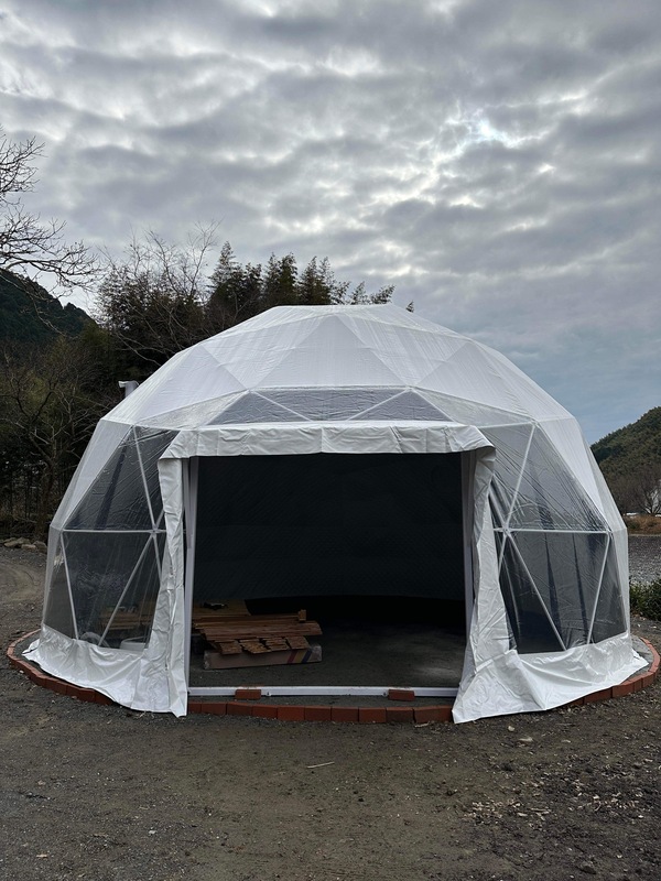 【静岡】「キャンプ場施設内の管理棟ドームテントの簡易基礎として採用されたオワコン、あれから。」