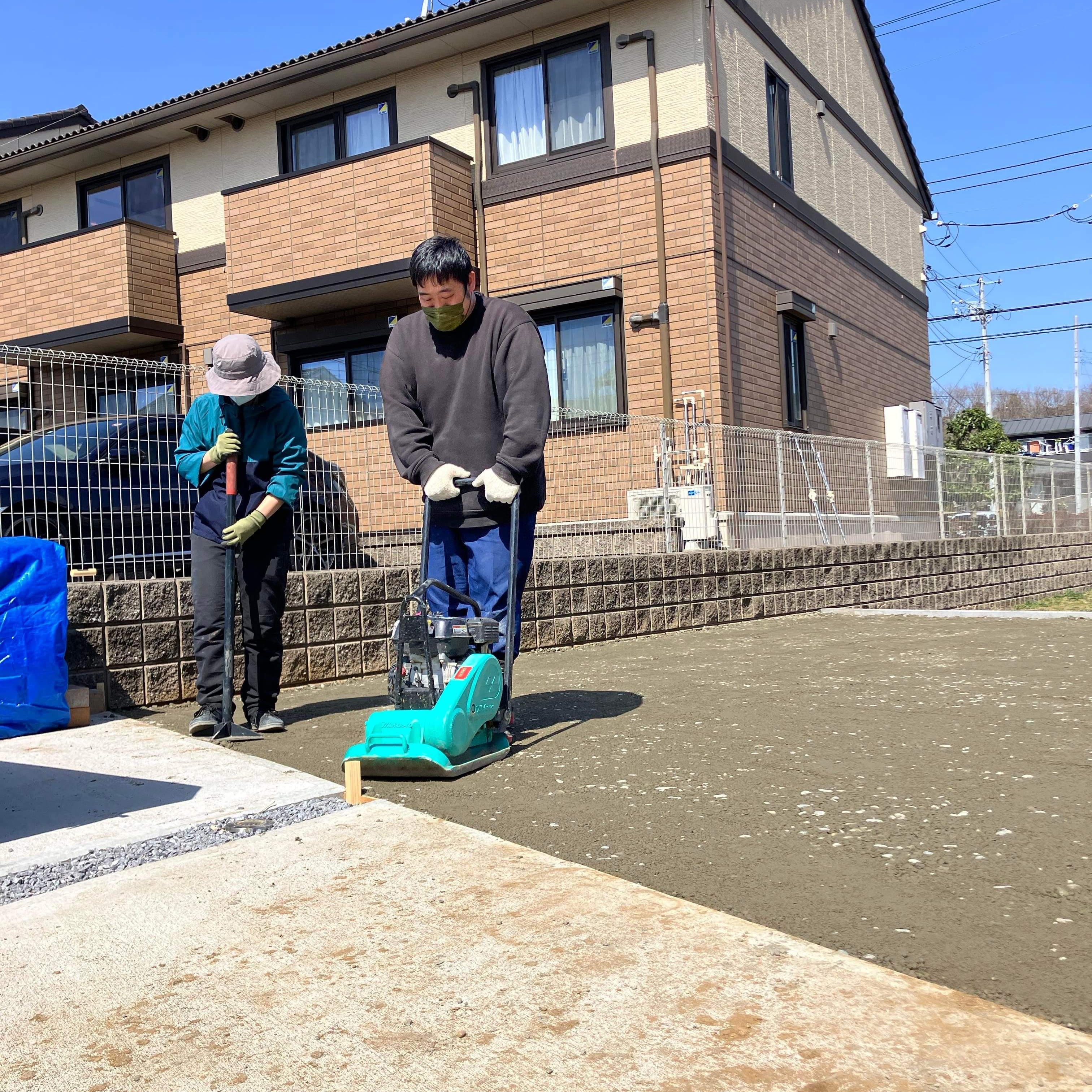 【茨城】「生コンと違って飛び散ったり衣服や靴が汚れたりもないから簡単施工がオワコンのウリ」