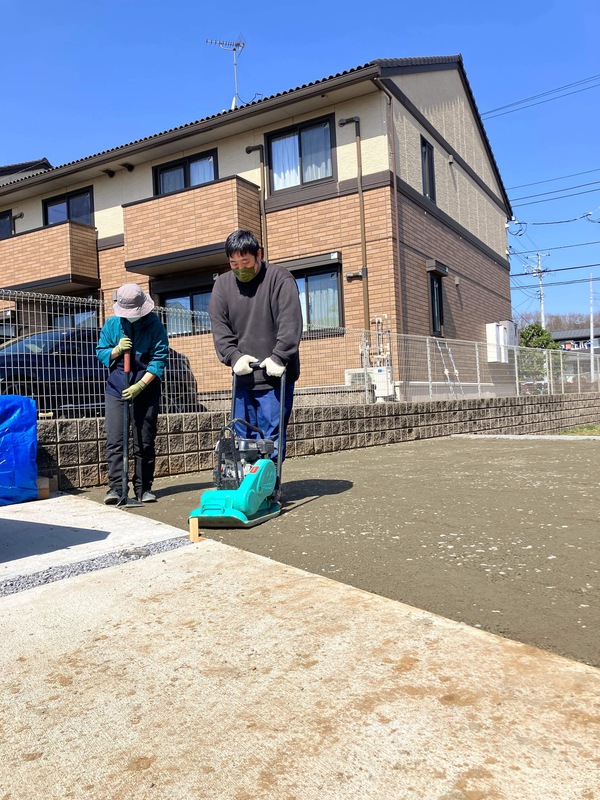 【茨城】「生コンと違って飛び散ったり衣服や靴が汚れたりもないから簡単施工がオワコンのウリ」