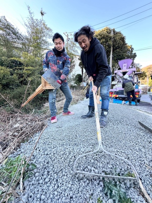 実際に地方公共団体が管理する【里道】を舞台に防草・排水コンクリート【オワコン】の施工を体験できる