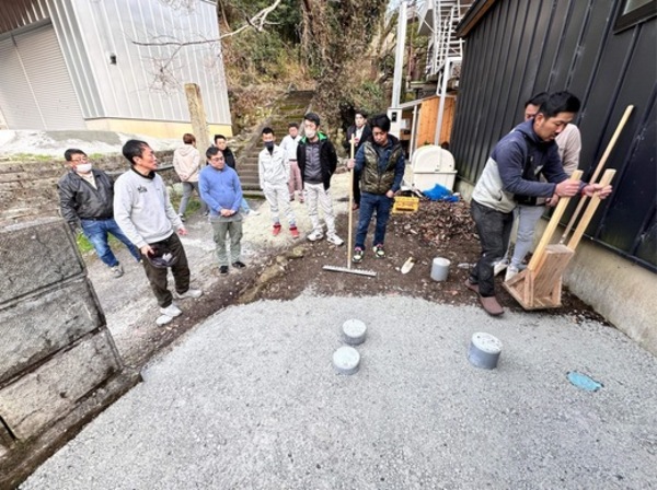 【静岡】「今年もまた裏庭ジメジメ害虫ウヨウヨ夏ともなれば雑草は伸びたい放題雨になればぬかるみに足を取られて嫌な思いをするの？」