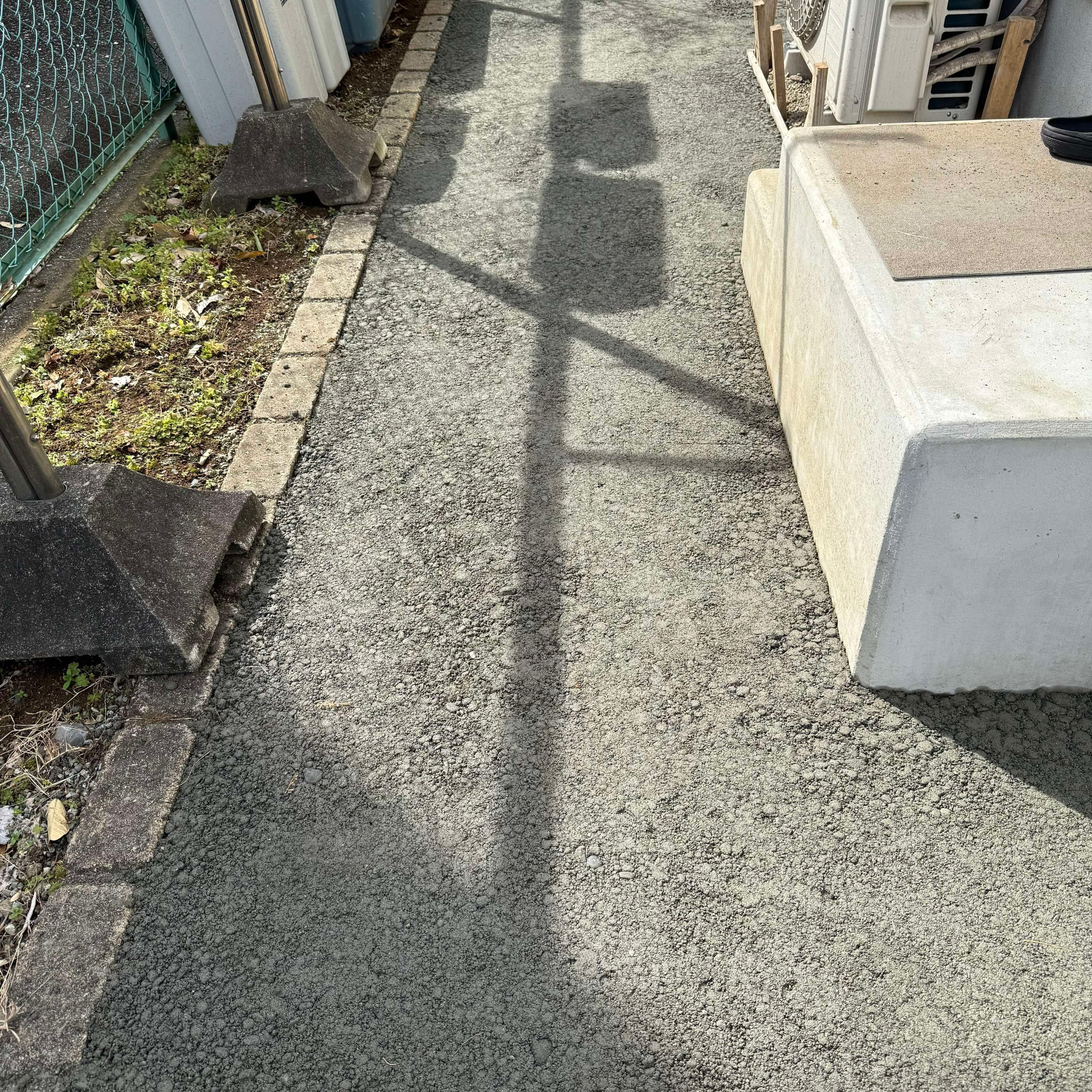 今まで砂利を敷いていたが草が出て犬走り狭いこともあって草とりが大変