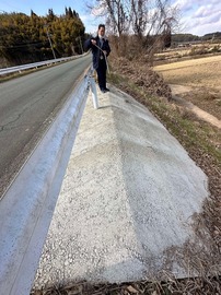 ガードレールをはみ出てくる雑草が車に当たるから何とかして欲しいとの相談を受けオワコンで防草対策