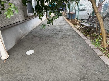 家の裏手など鬱蒼とした場所に毎年発生する【雑草】に伴う【害虫】や【ぬかるみ】【水たまり】を解消する方法
