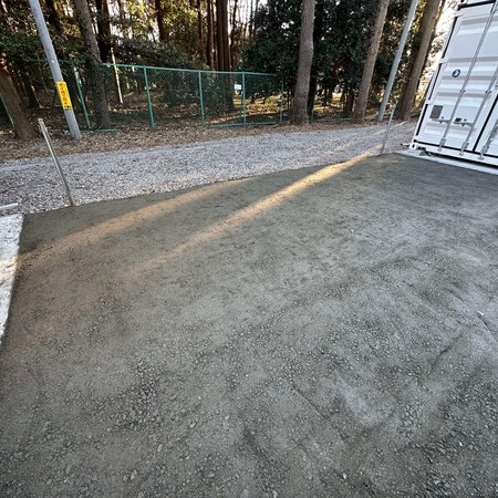 フォークリフトで作業をするが下地が砂利だと下がってしまうのでコンクリート