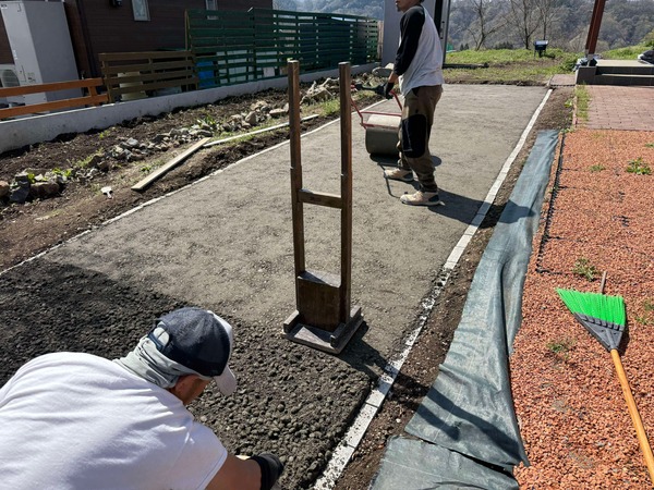 雪が降る所で土のままだと歩くだけでも泥を家に引っ張ってしまうのでなんとかしたかった