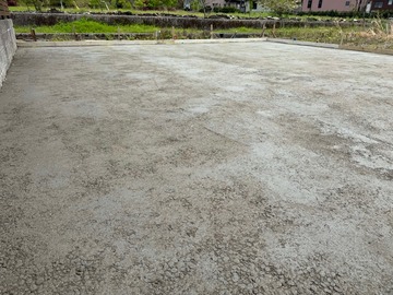 すでに砕石や砂利が敷いてあって駐車場として利用されてるなら【50mm厚】で問題ありません