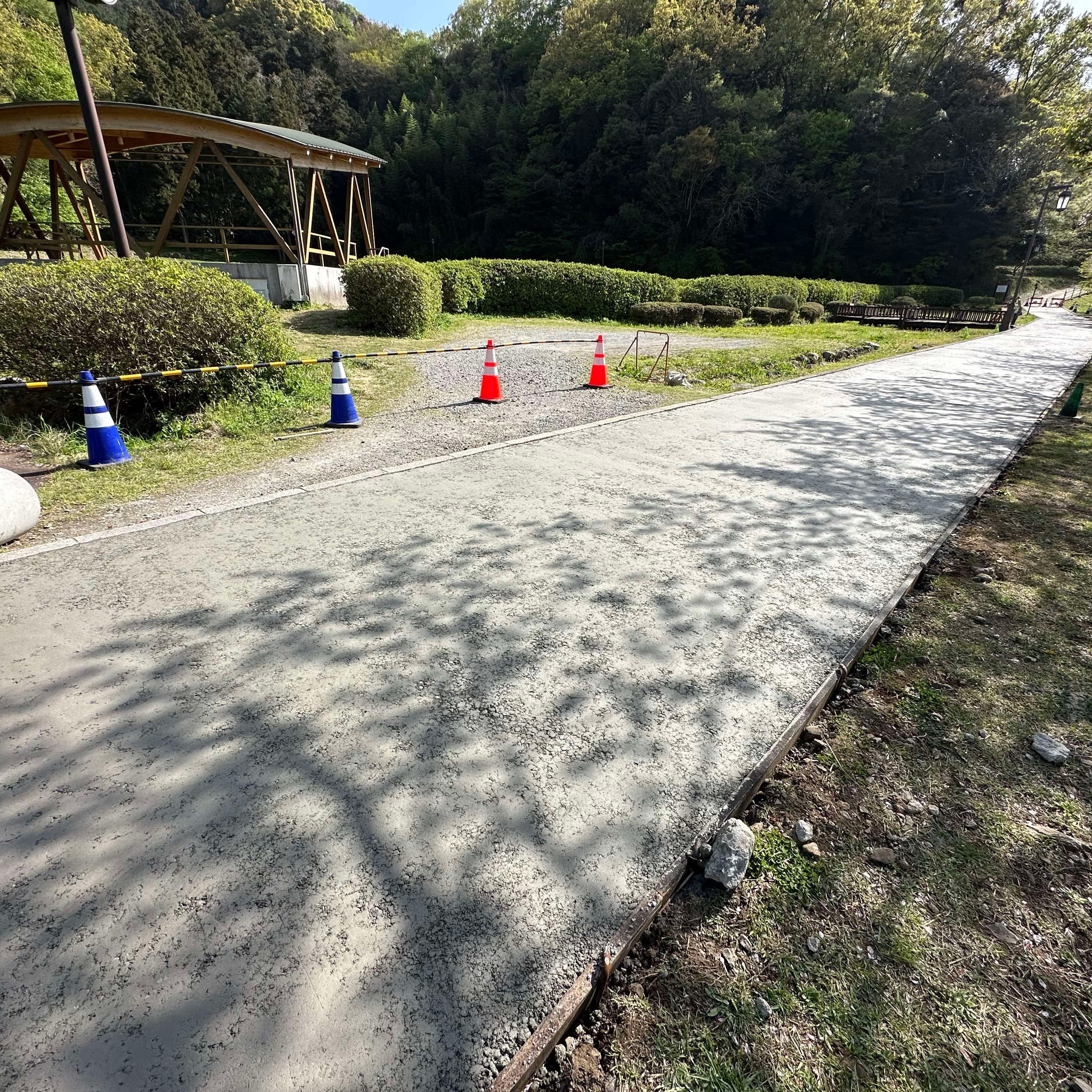 生コン車だけじゃない！ ダンプでもお届け可能な オワコン®︎ は砕石と生コンのあいのこです