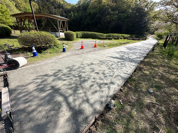 生コン車だけじゃない! ダンプでもお届け可能な オワコン®︎ は砕石と生コンのあいのこです