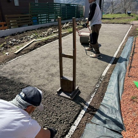 雪が降る所で土のままだと歩くだけでも泥を家に引っ張ってしまうのでなんとかしたかった