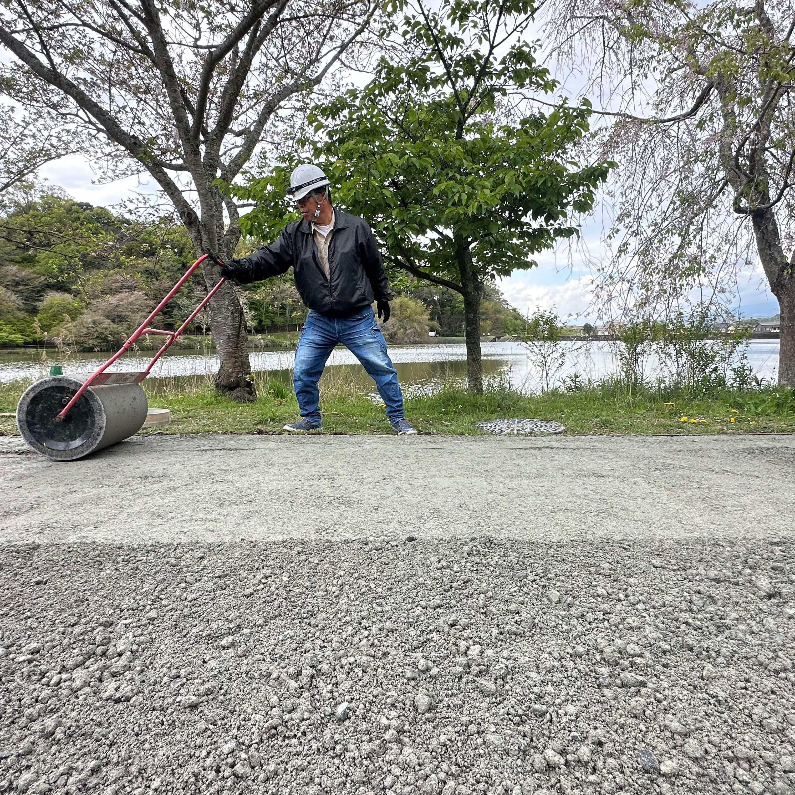 公共事業（公園）の車道にも採用が進んでいる オワコン®︎ は防草だけじゃない！