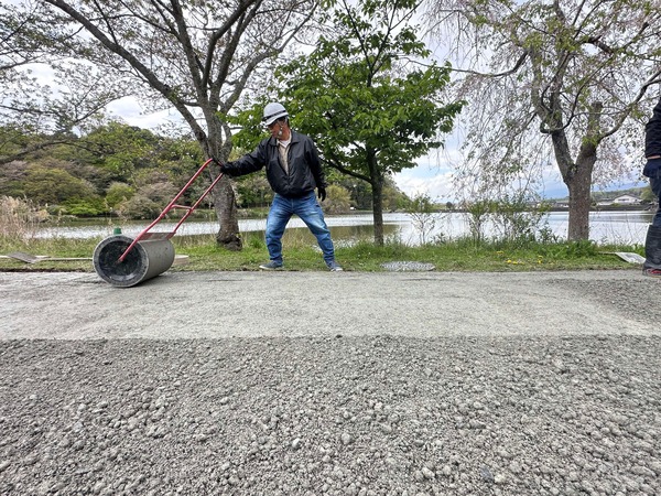 公共事業(公園)の車道にも採用が進んでいる オワコン®︎ は防草だけじゃない!
