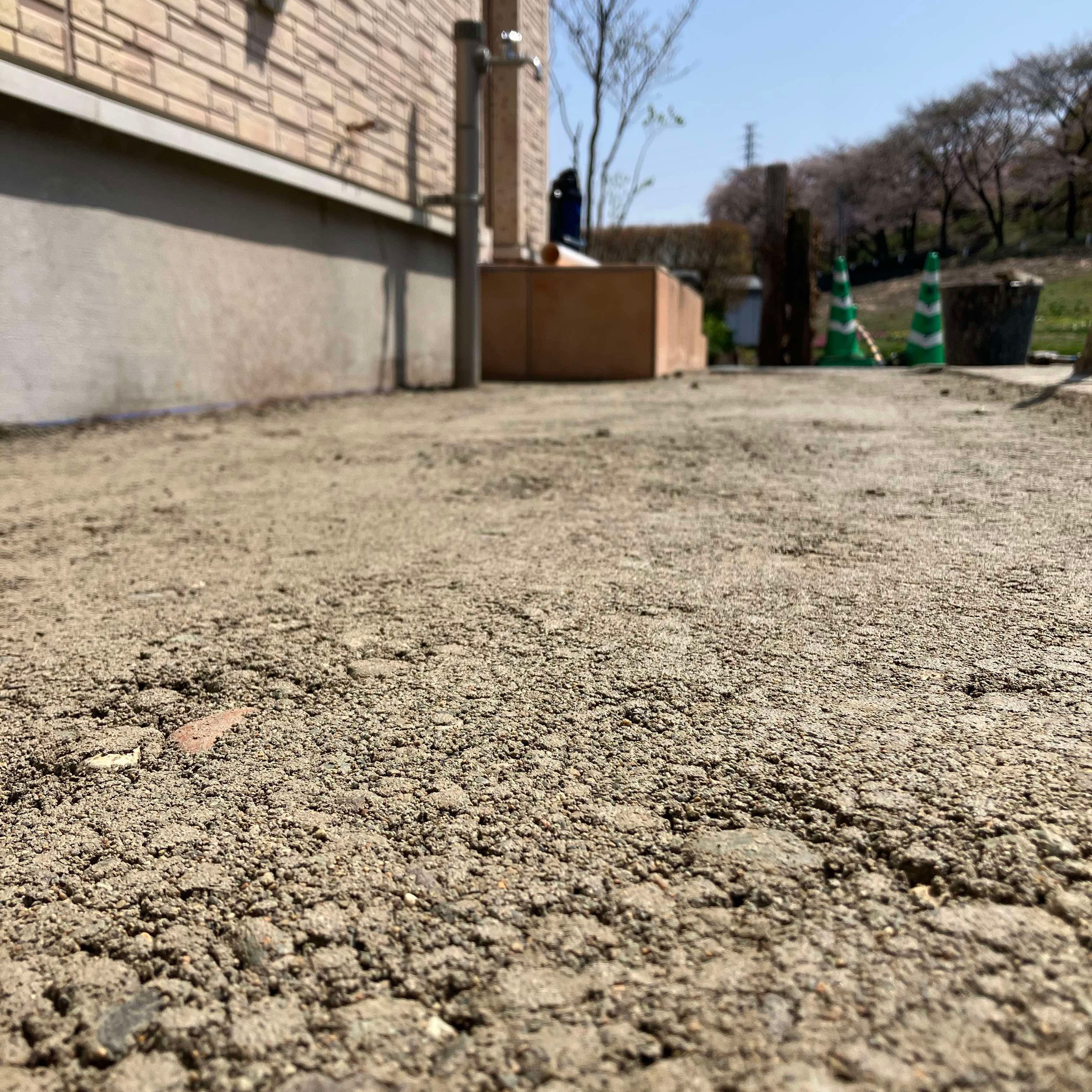 埋めると水の逃げ場がなくなるし放置しとくと草がバンバン生えてくる 【隙間】 問題 オワコン®︎ に
