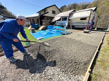 雪を掻くときに砂利が混ざってしまうのに悩まされていたお施主様。施工業者888（サンパチ）村上さんがオワコンを提案し、採用に至る