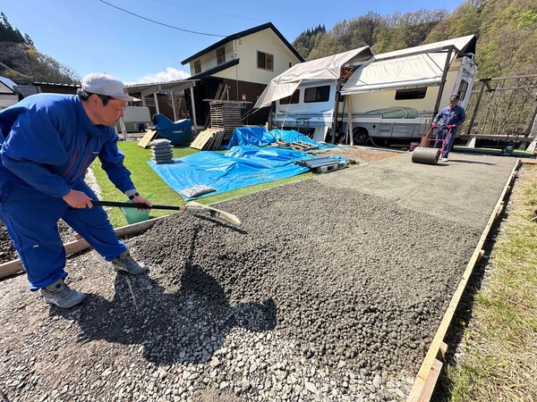 雪を掻くときに砂利が混ざってしまうのに悩まされていたお施主様。施工業者888(サンパチ)村上さんがオワコンを提案し、採用に至る