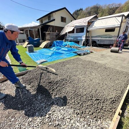 雪を掻くときに砂利が混ざってしまうのに悩まされていたお施主様。施工業者888（サンパチ）村上さんがオワコンを提案し、採用に至る