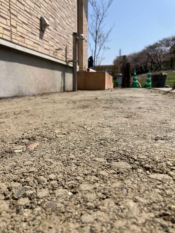 【受付事例紹介】家周りの雑草で悩んでいるのと玄関前の駐車場3台分くらいをコンクリートにしたい