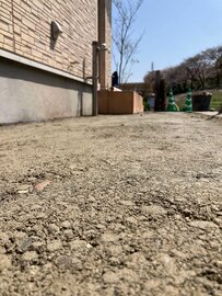 【受付事例紹介】家周りの雑草で悩んでいるのと玄関前の駐車場3台分くらいをコンクリートにしたい