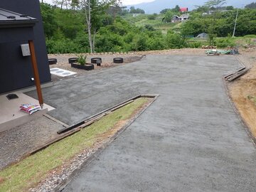 生コン車で一度に大量に運び込んでドバッと荷下ろしをするから広い敷地でもあっという間に施工が終わる