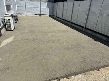 大地の呼吸を止めることなく雑草や排水問題も解消するコンクリートがあるんです