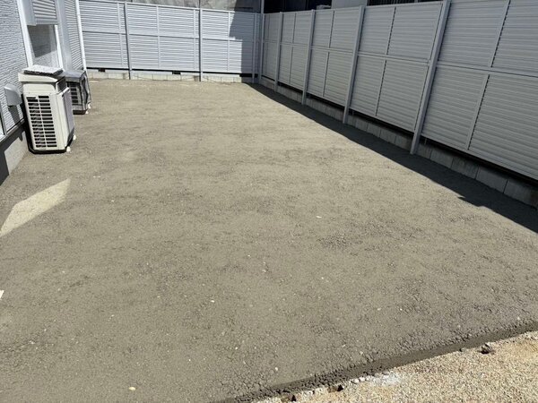 大地の呼吸を止めることなく雑草や排水問題も解消するコンクリートがあるんです