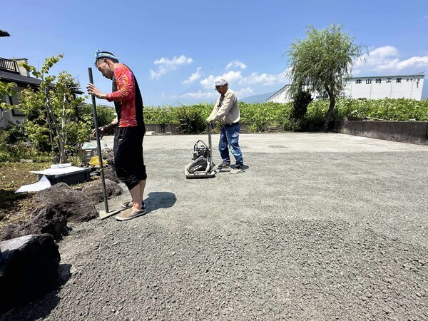 お近くに生コン工場さえあれば オワコン®︎ は容易に手に入る雑草対策コンクリート