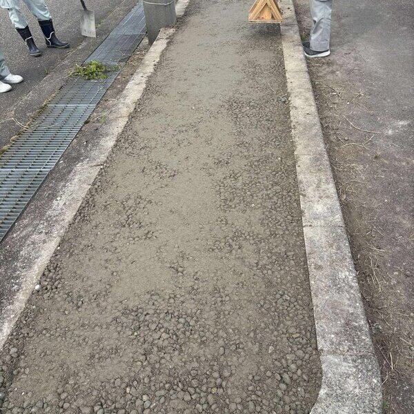 市が所有する今はもう使われなくなった花壇の雑草メンテナンス費用削減のために オワコン®︎ を市職員の皆さんで施工しました
