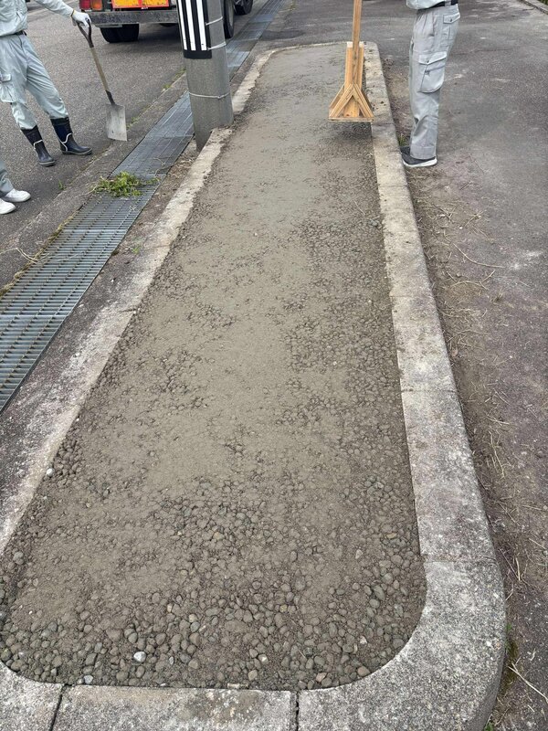 市が所有する今はもう使われなくなった花壇の雑草メンテナンス費用削減のために オワコン®︎ を市職員の皆さんで施工しました